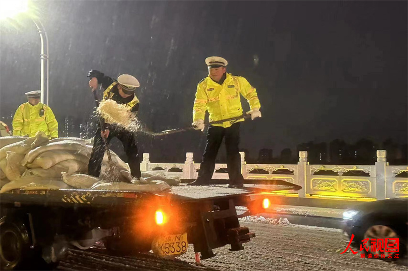 商丘市公安局交警支队加强雪后道路交通安全管理工作