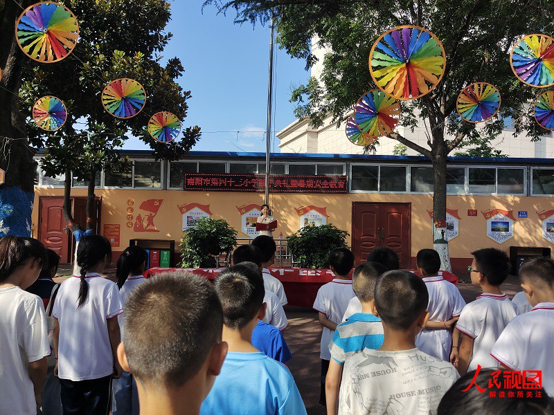 河南南阳示范区第43小学开展暑期防溺水专题家长会及签字仪式